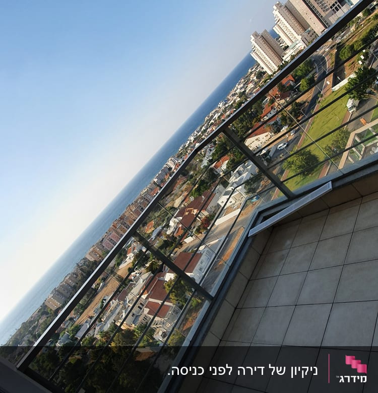 מרפסת עם רצפת אריחים נקייה ומעקה זכוכית